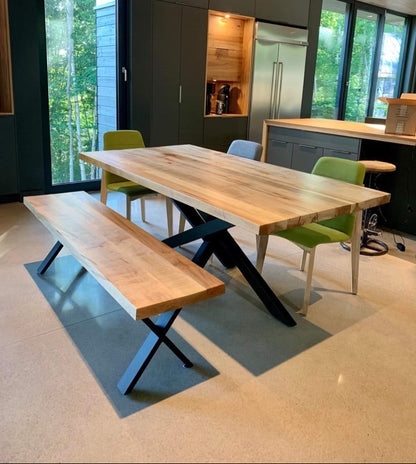 Ensemble de salle à manger collection Asbestos en érable massif naturel avec pattes en acier noir et chaises vertes