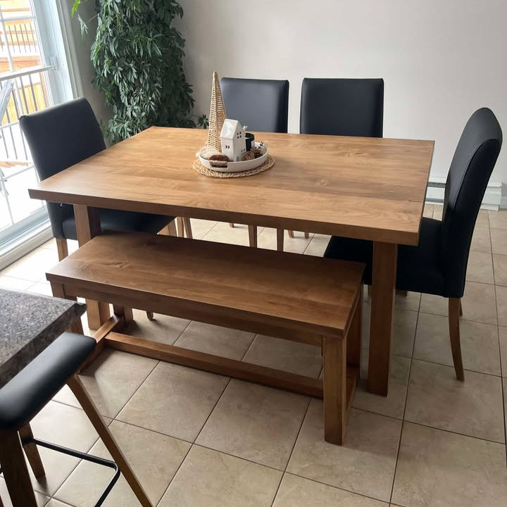 Ensemble de salle à manger en érable massif avec banc collection Jules dessus en bois et chaises noires