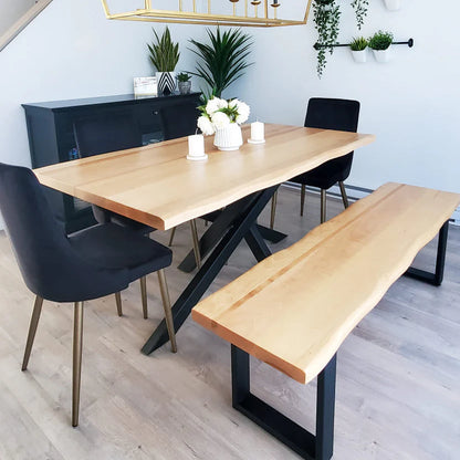 Table de salle à manger avec banc en érable massif naturel bordure live edge et pied central en acier noir