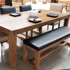 Banc en érable massif collection Jules rembourré avec vinyle noir agencé à notre table modèle St-Sauveur