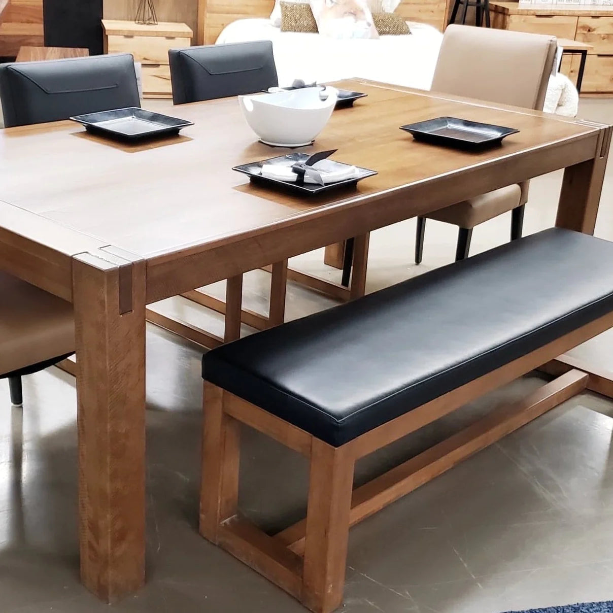 Banc en érable massif collection Jules rembourré avec vinyle noir agencé à notre table modèle St-Sauveur