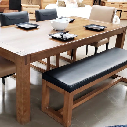 Banc en érable massif collection Jules rembourré avec vinyle noir agencé à notre table modèle St-Sauveur