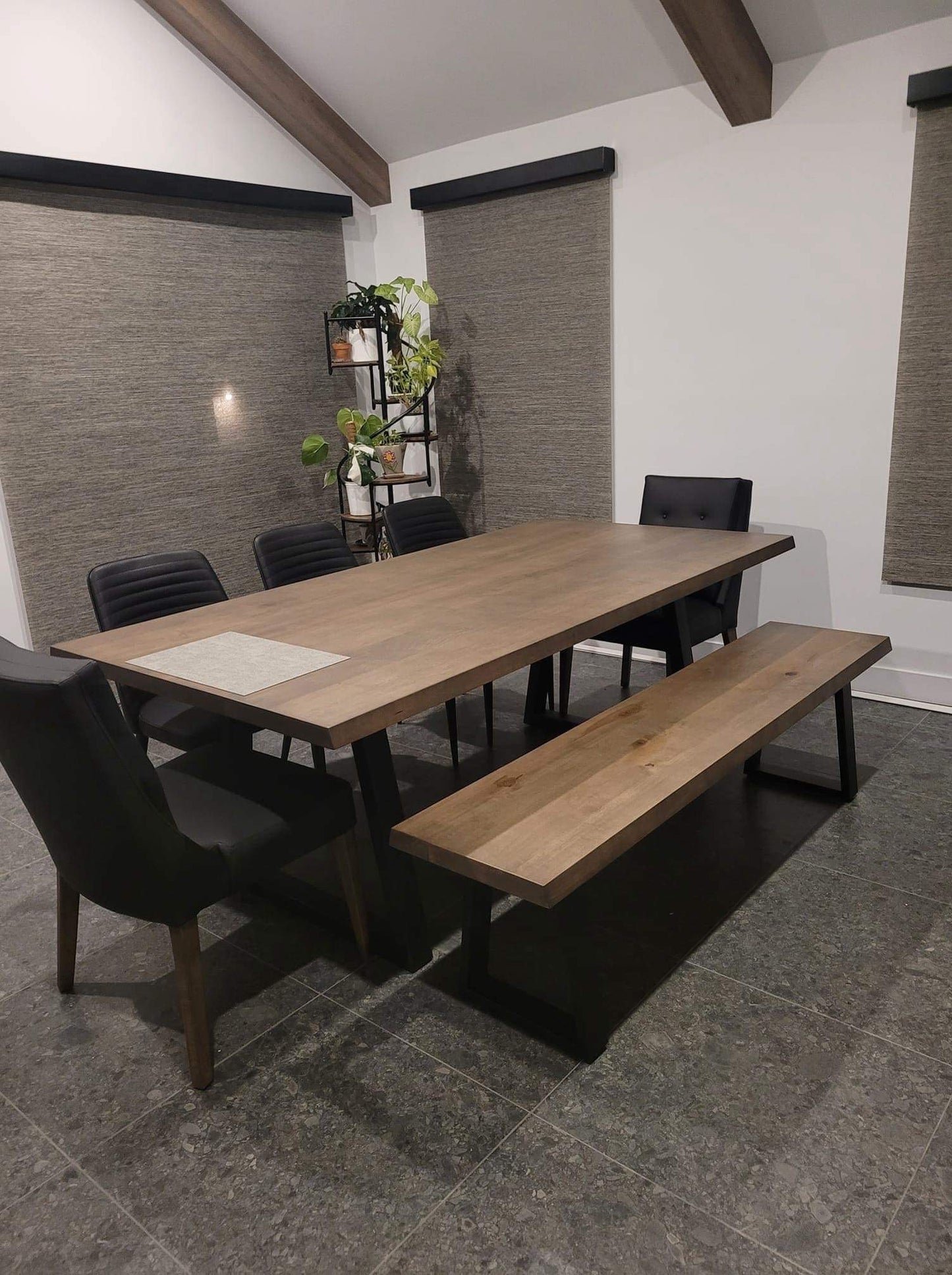 Table et banc collection Roberval en érable massif avec noeuds et pattes en acier trapèze