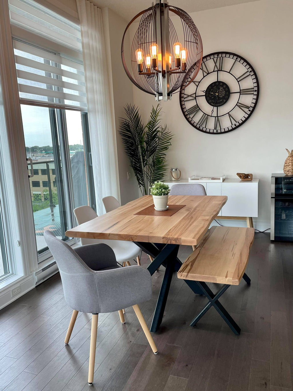 Table et banc en érable massif naturel avec bordure ondulée de style live edge