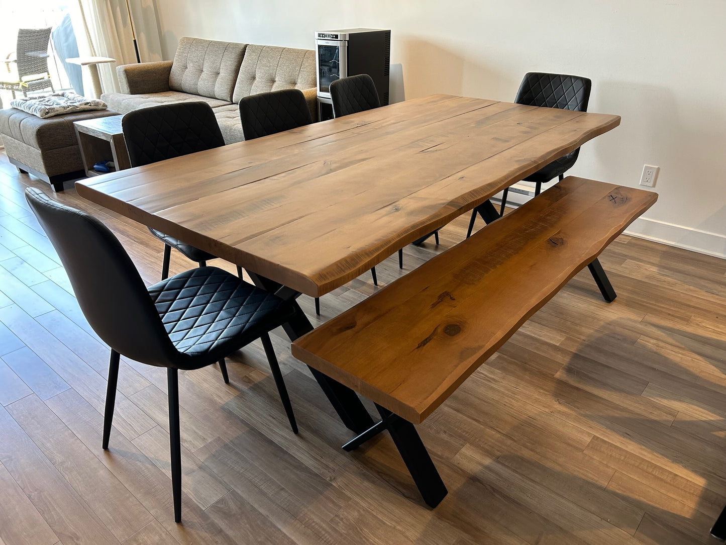 Décor rustique moderne avec notre table Mont-Tremblant en érable brut massif et pied en X en acier noir