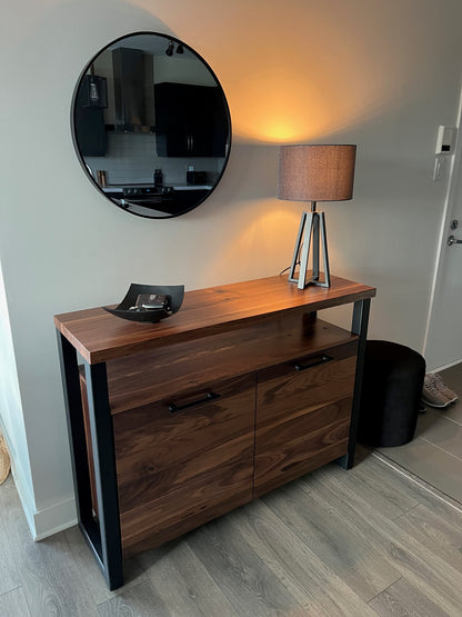 Buffet collection Asbestos en noyer massif utilisé comme meuble d'entrée pour un look moderne et pratique