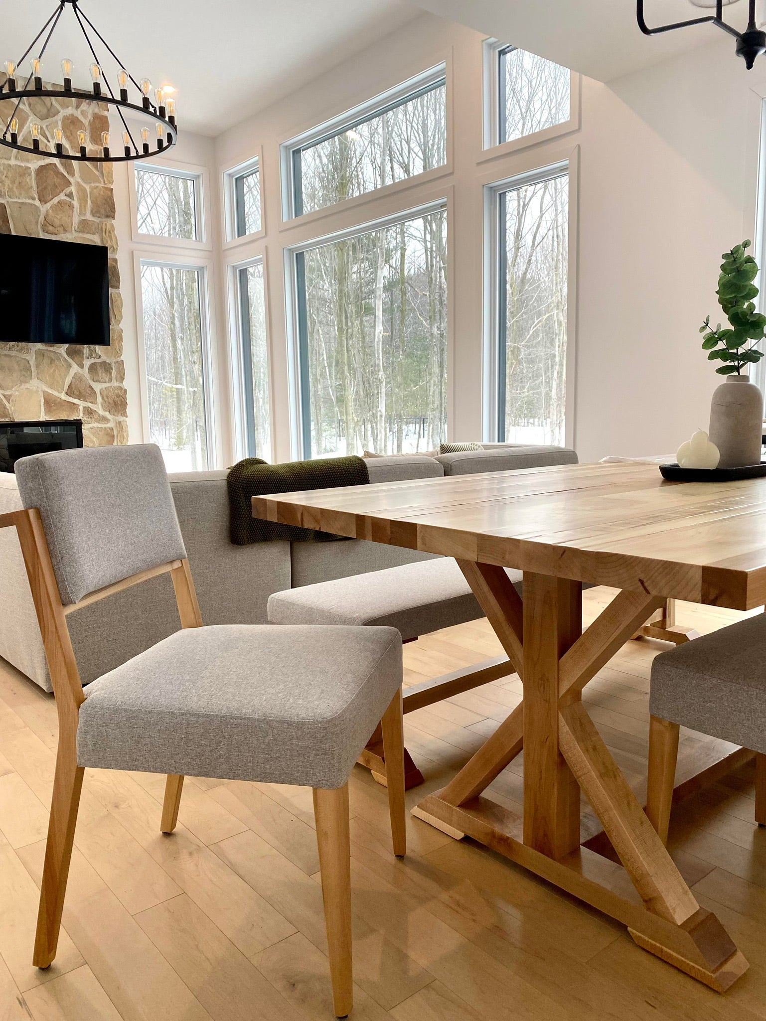 Vue des pattes travaillées styles Farmhouse de notre modèle Acton Vale en bois massif avec banc rembourré