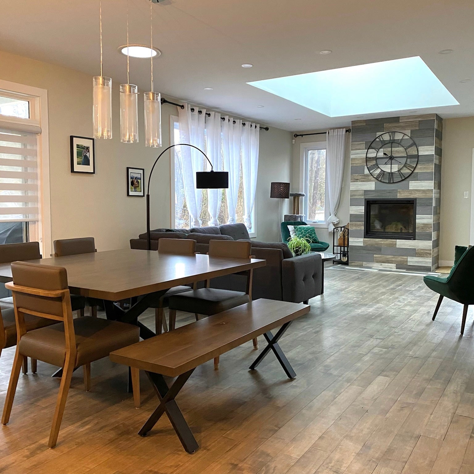 Ensemble de table carrée 8 personnes et banc collection Asbestos en érable massif 