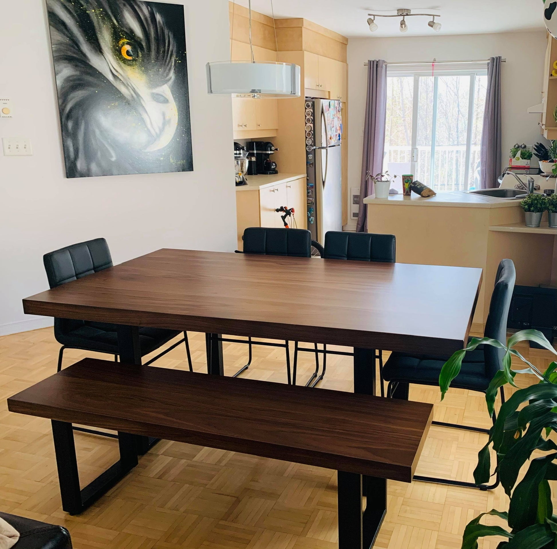 Table et banc en placage noyer de la collection Gaspé avec pattes en U noir