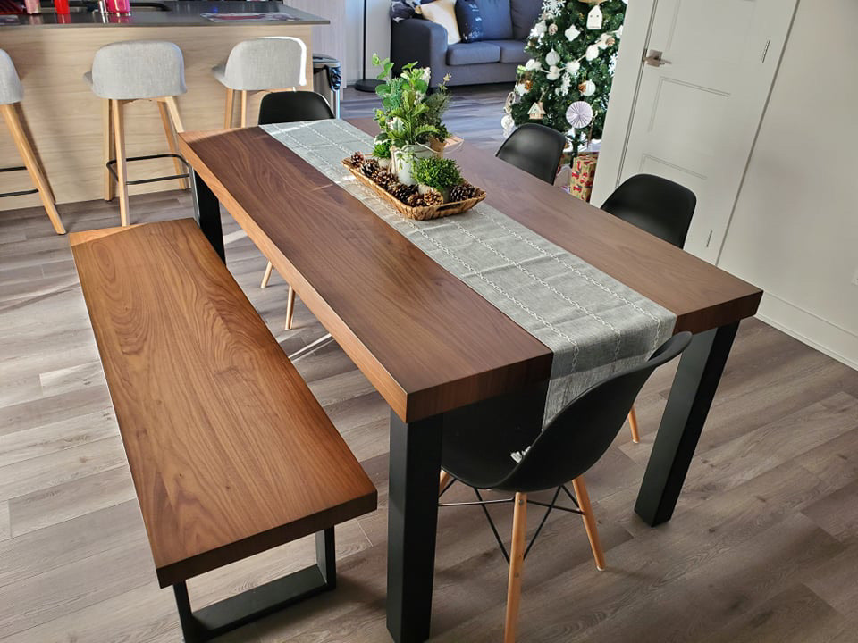 Ensemble de salle à manger en placage de noyer avec pattes aux coins en acier noir et banc agencé