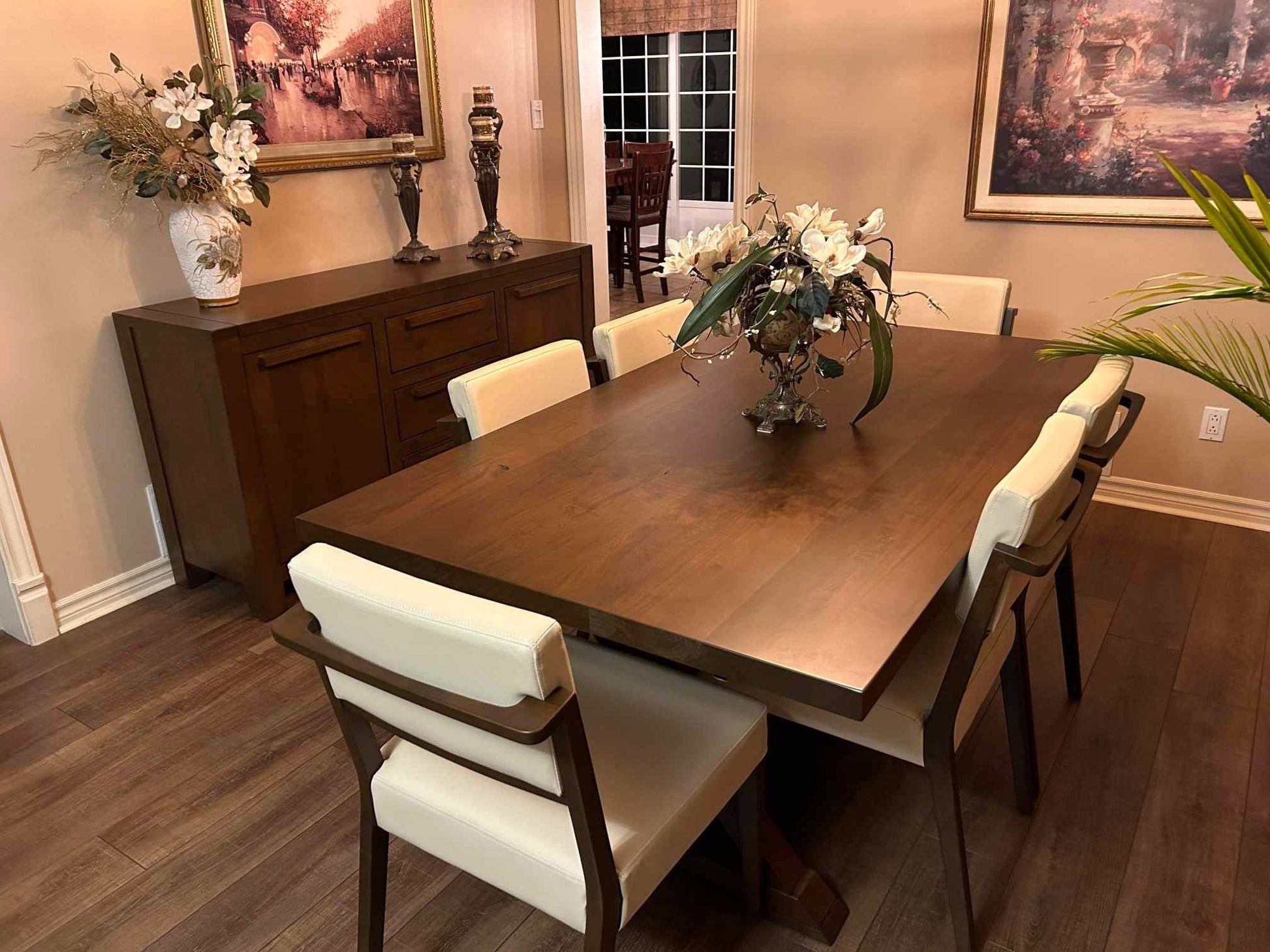 Décor champêtre incluant plusieurs meubles de nos collections en érable massif, dont notre buffet et table modèle Acton Vale ainsi que nos chaises St-James en vinyle blanc