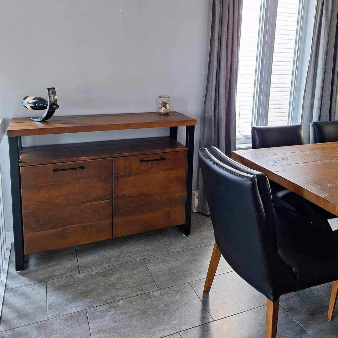 Buffet modèle Asbestos agencé à un ensemble de salle à manger Direct D'la Shop en érable massif fini rustique