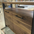 Vue des détails du grain de bois et des poignées du buffet Asbestos en noyer massif prise à même l'usine de fabrication