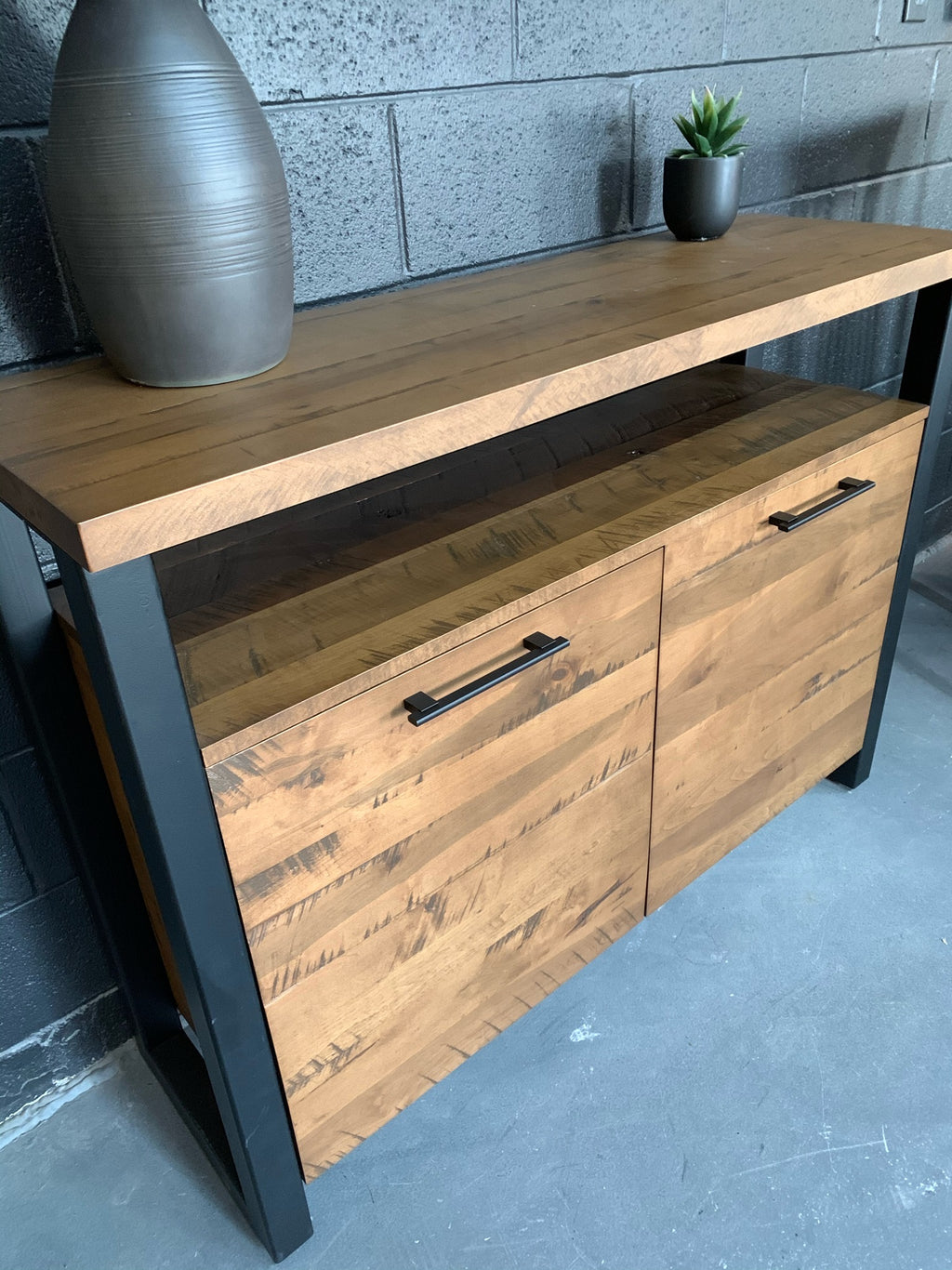 Vue de haut pour voir les détails du fini brut de notre buffet Asbestos format 48 pouces en érable massif