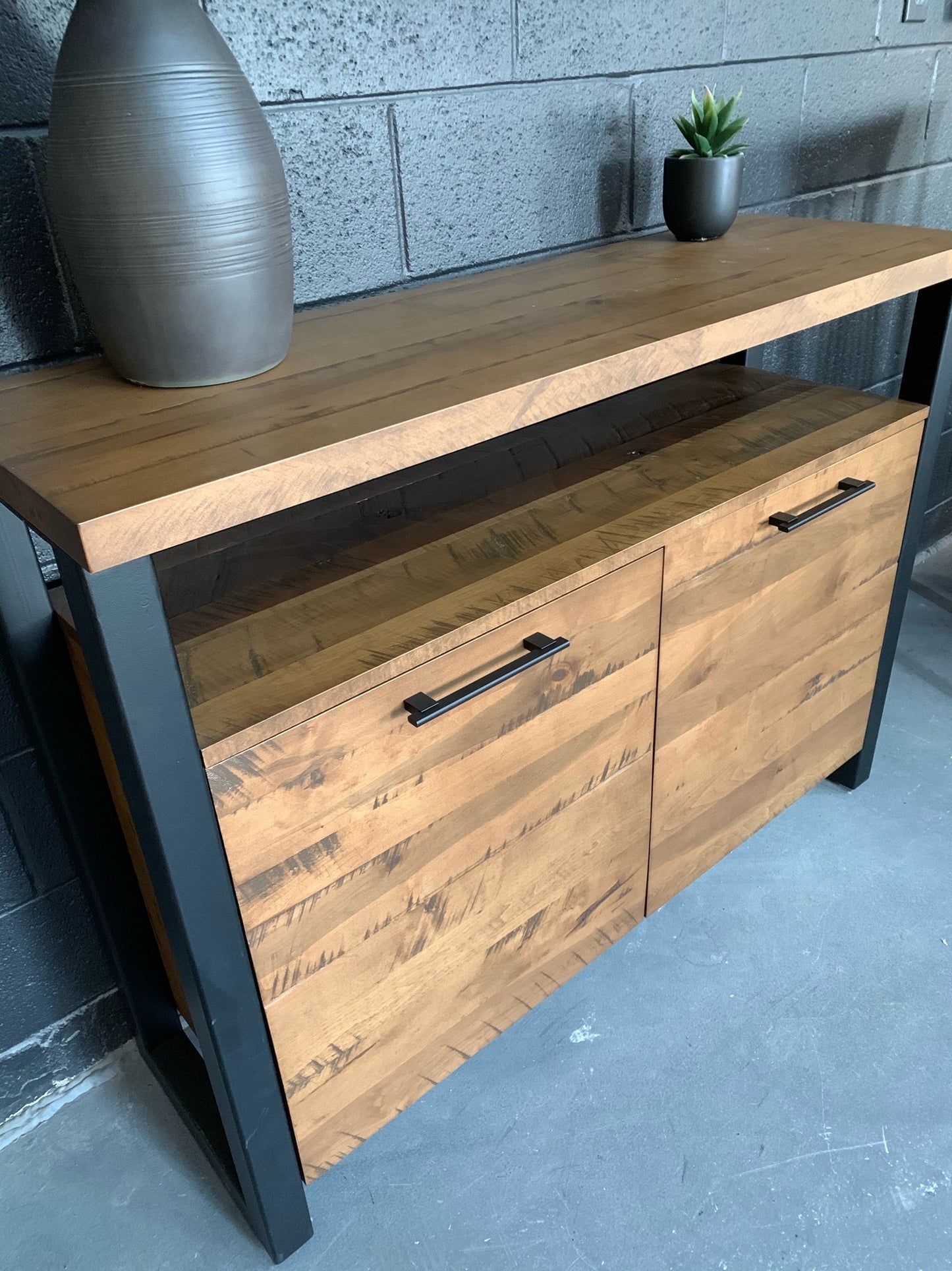 Vue de haut pour voir les détails du fini brut de notre buffet Asbestos format 48 pouces en érable massif