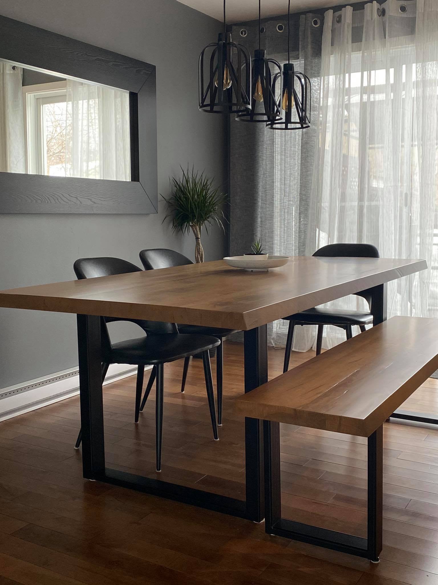 Ensemble de table et banc de salle à manger avec angle en biseau en érable massif avec pattes en acier collection Roberval
