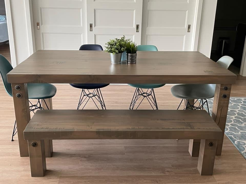 Ensemble de salle à manger en érable massif collection Yamaska au look industriel avec boulons sur les pattes.