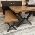 Plan rapproché de l'angle biseau de notre collection de salle à manger Roberval en érable massif