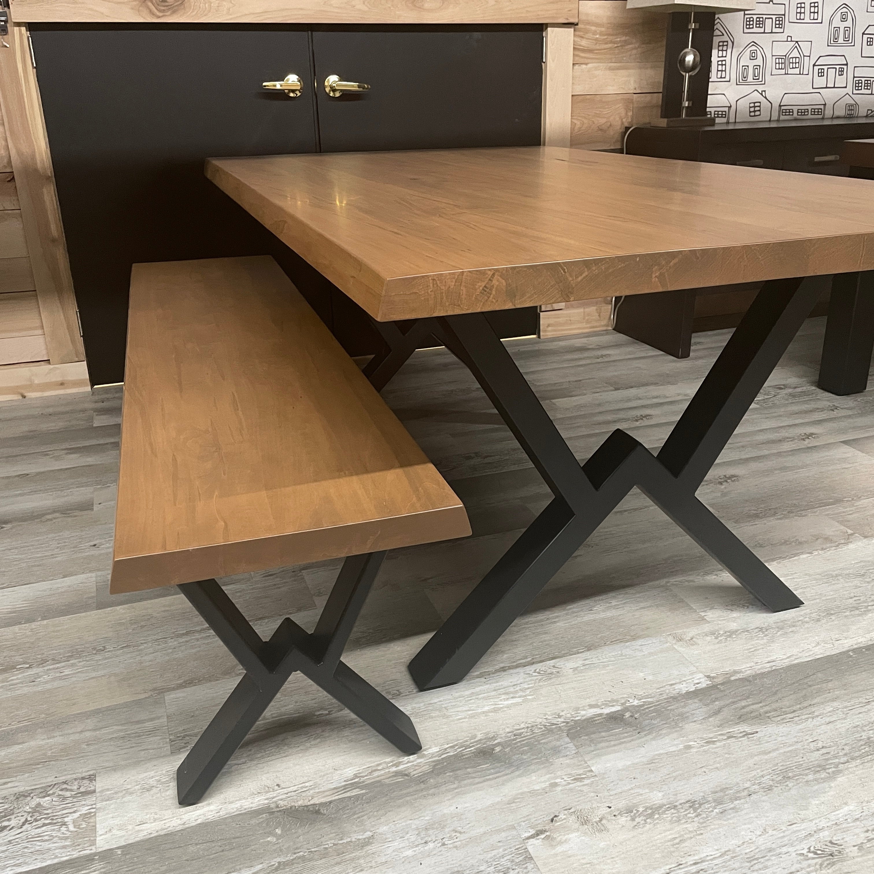 Plan rapproché de l'angle biseau de notre collection de salle à manger Roberval en érable massif