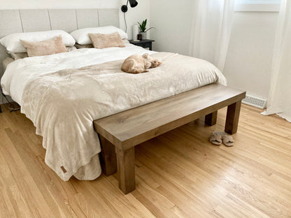 Banc en érable massif collection Yamaska utilisé comme banc de chambre à coucher au pied du lit