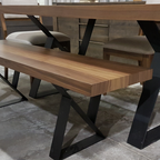 Vue de côté d'un banc en placage noyer avec pattes en acier plat noir