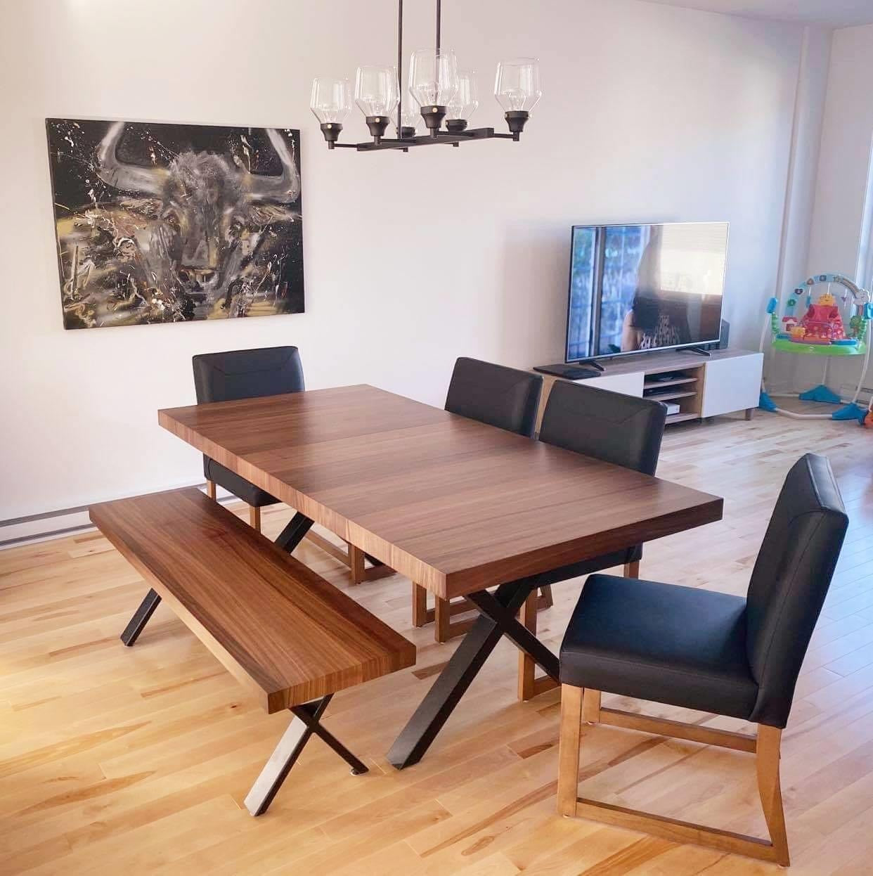 Table extensible avec banc en placage de noyer naturel et pattes en acier noir