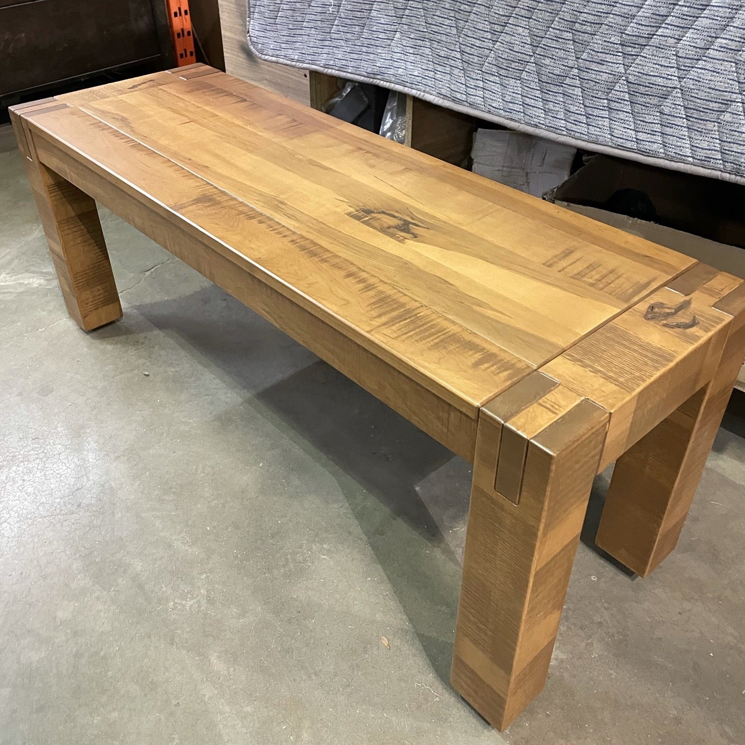 Vue sur l'assemblage en tenon mortaise de notre banc St-Sauveur en érable massif fini brut