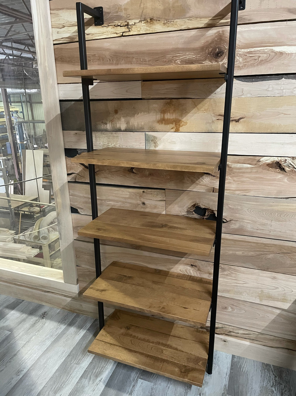 Bibliothèque décorative pour le salon collection Sutton en érable massif et métal noir