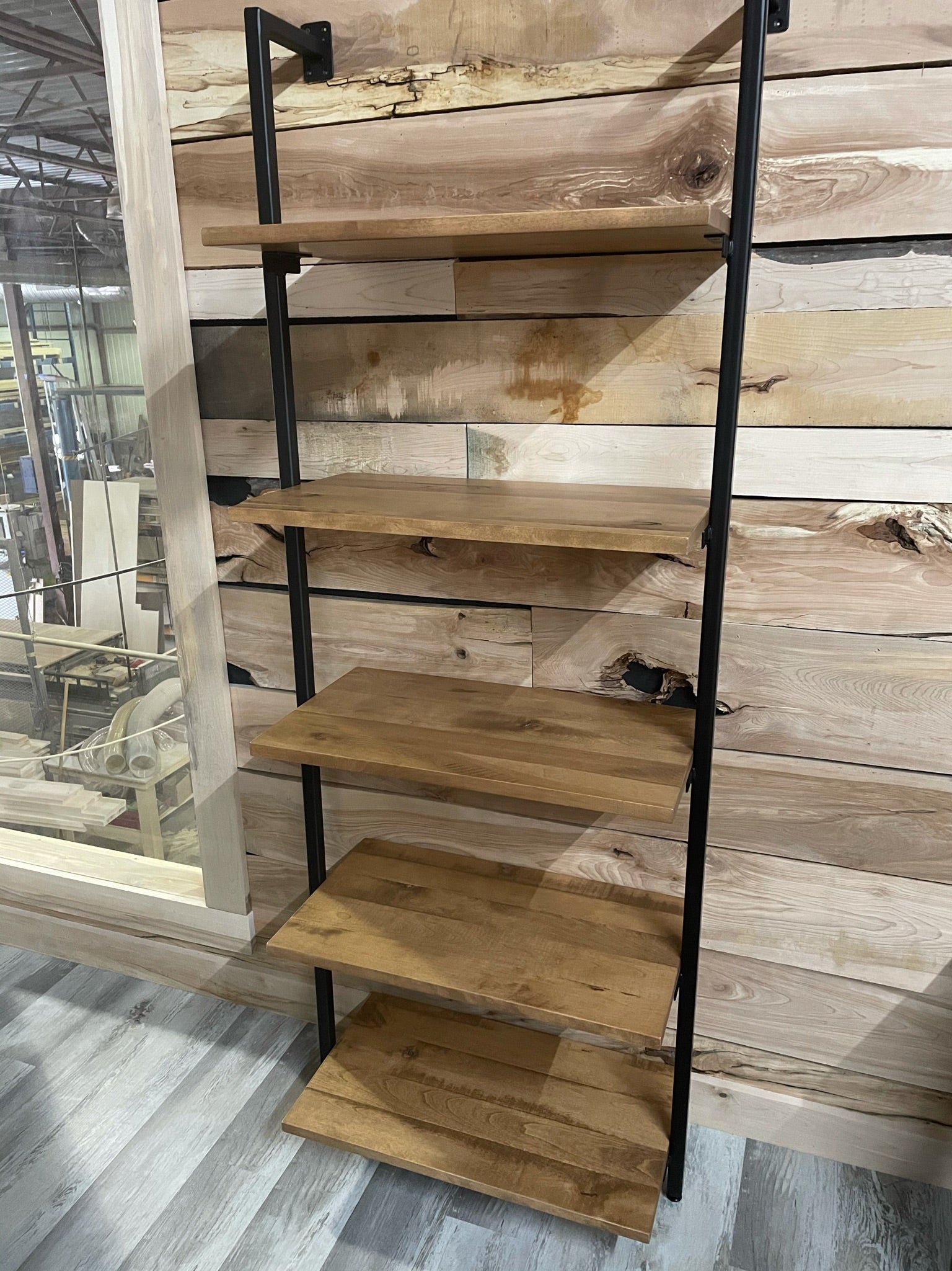 Bibliothèque décorative pour le salon collection Sutton en érable massif et métal noir