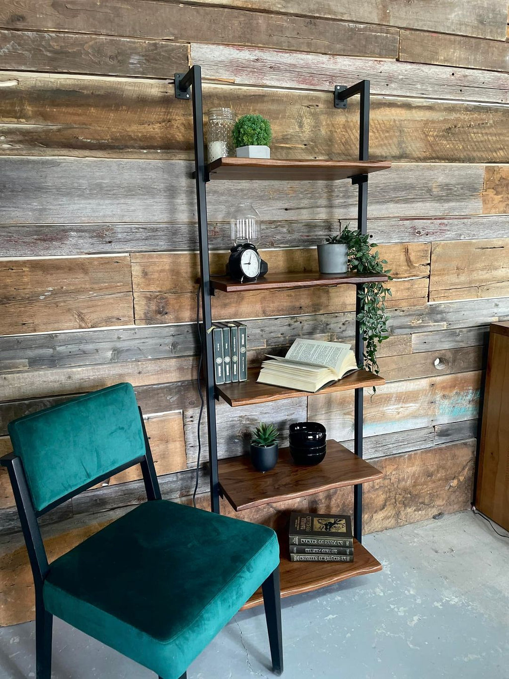 Bibliothèque avec 5 tablettes en noyer massif