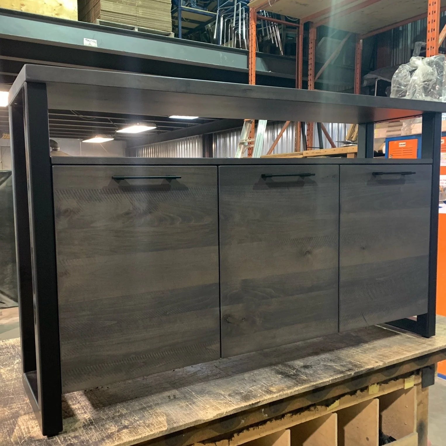 Grand buffet 60 pouces en érable massif dans les teintes de gris avec acier noir 