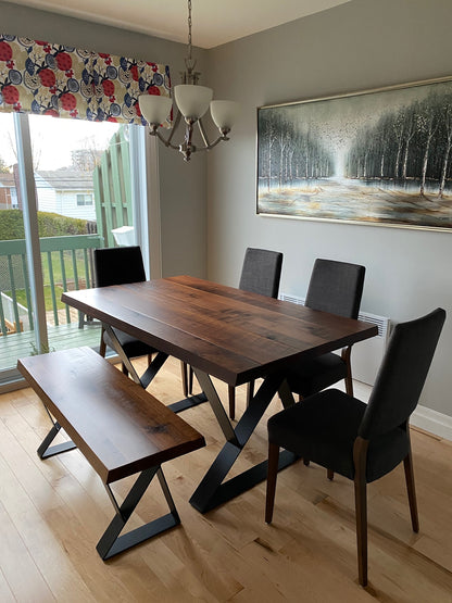 Ensemble de salle à manger collection Roberval en noyer massif fini brut avec nos chaises Léa en tissu gris