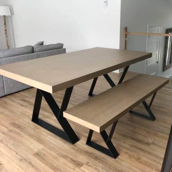Ensemble de table et banc en placage de chêne dans les tons de sable avec pattes en acier noir moderne