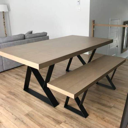 Ensemble de table et banc en placage de chêne dans les tons de sable avec pattes en acier noir moderne