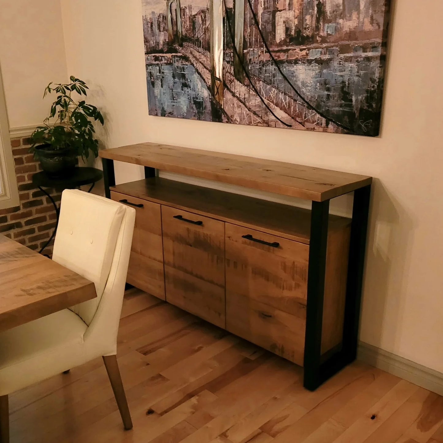 Meuble de cuisine collection Asbestos en érable brut dans un décor industriel avec mur en brique 