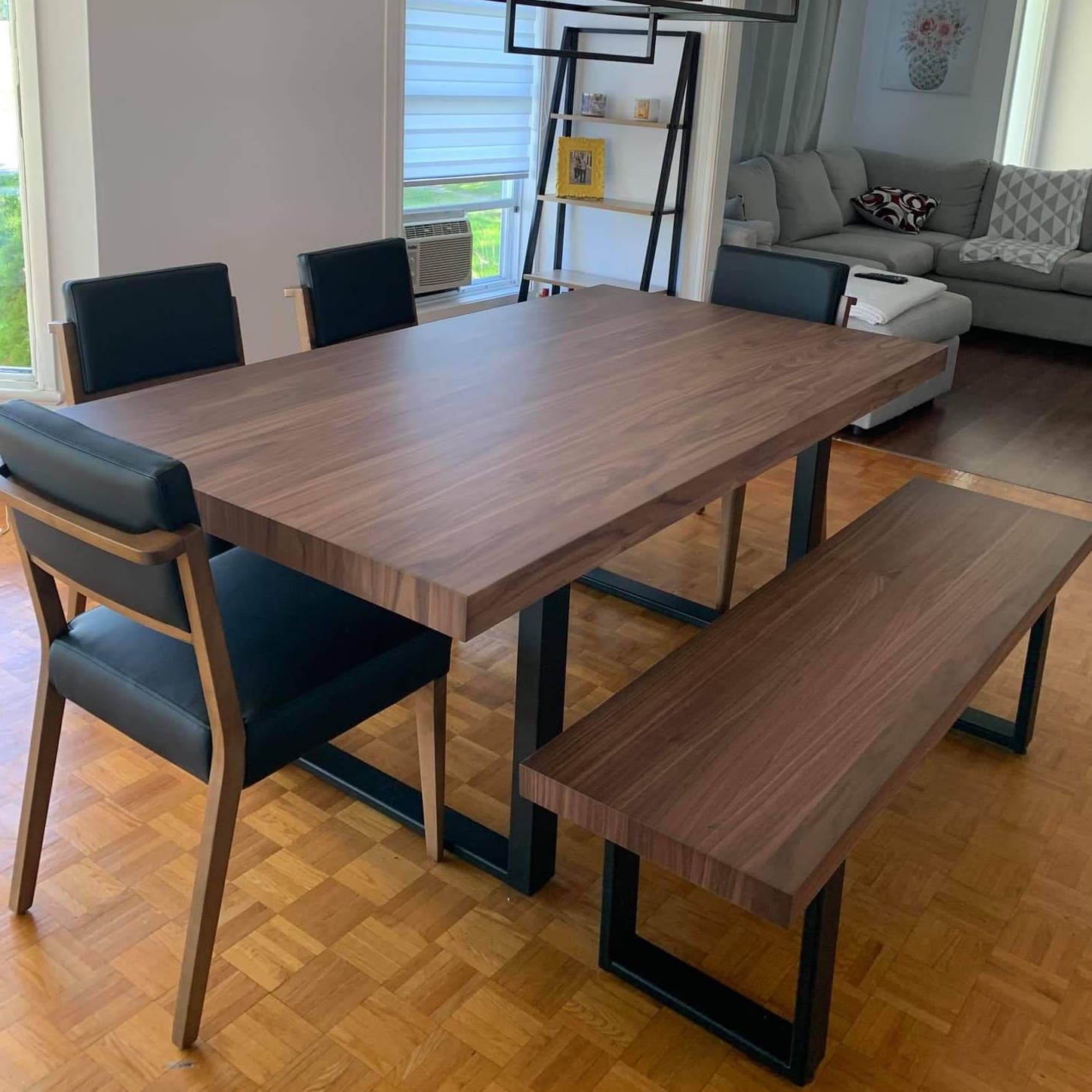 Banc et table de salle à manger en placage noyer couleur naturelle et pattes en acier en U noir