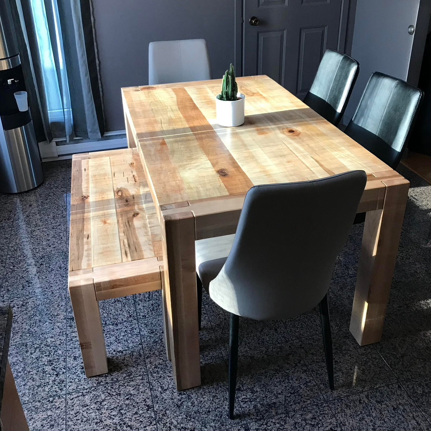 Table et banc en érable massif naturel fini brut, assemblage en tenon mortaise